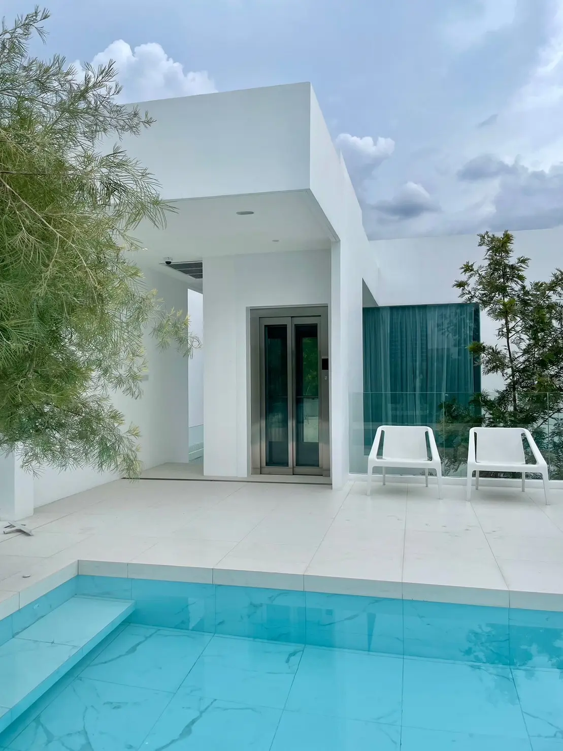 Minimal Modern with Rooftop Access Lift