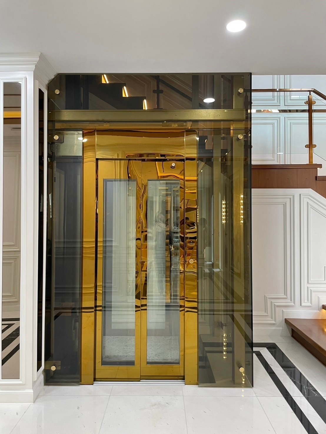 Golden Luxury Observation at Ayutthaya Lift