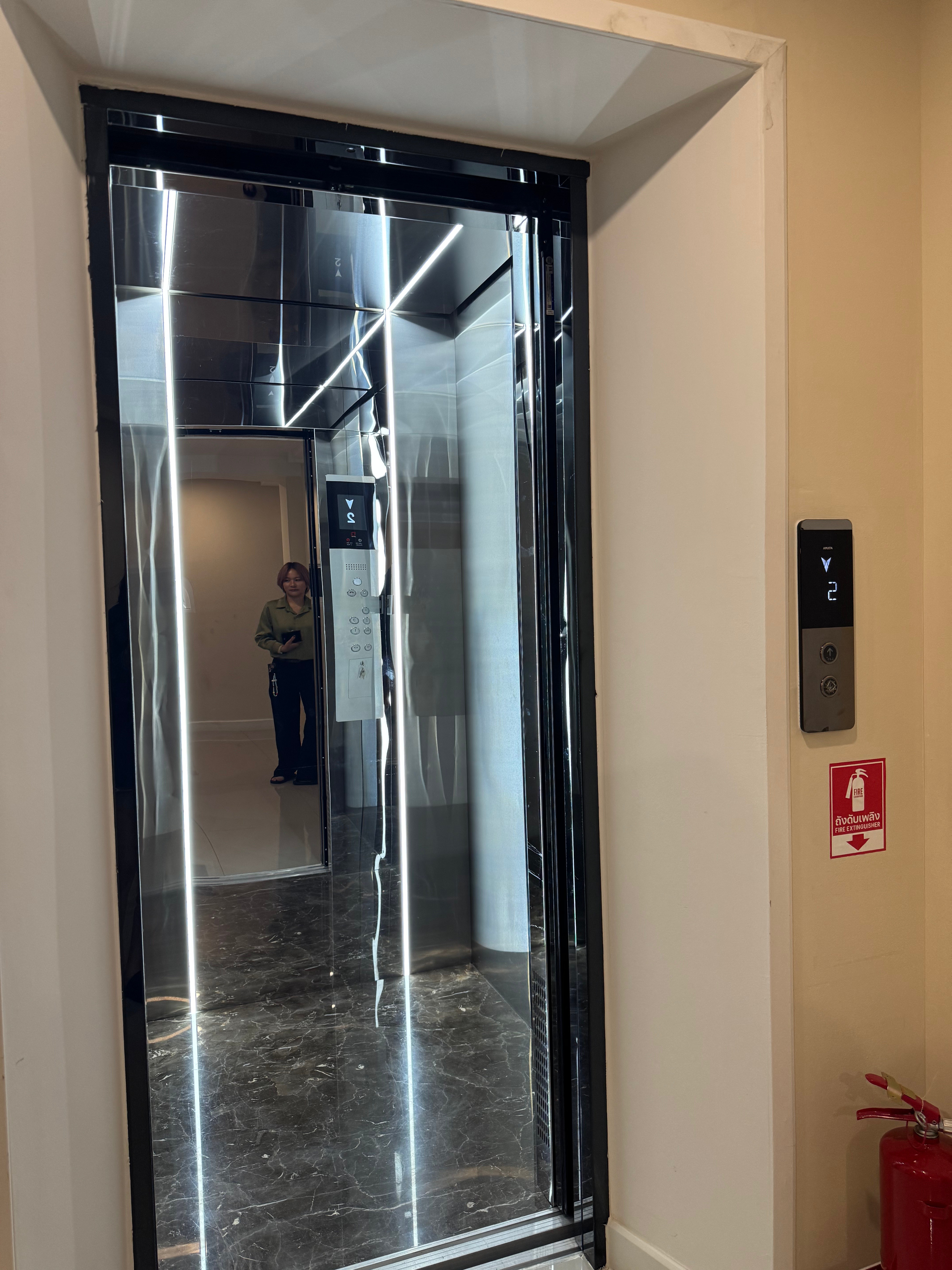 Dr.Kaimookclinic modern lift Lift